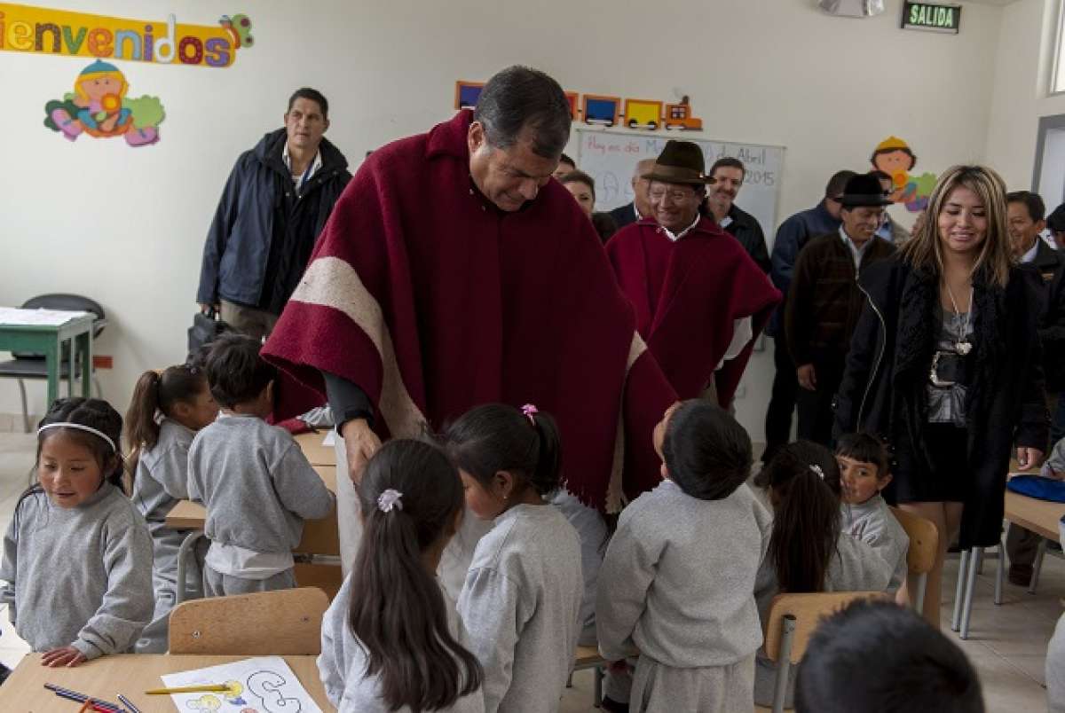El presidente Rafael Correa saluda a los alumnos de la nueva unidad educativa, durante un recorrido por las instalaciones. Foto:Miguel Jim&eacute;nez / EL TEL&Eacute;GRAFO