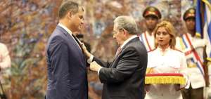 El presidente de Cuba, Ra&uacute;l Castro, impone la condecoraci&oacute;n Jos&eacute; Mart&iacute; a Rafael Correa. 