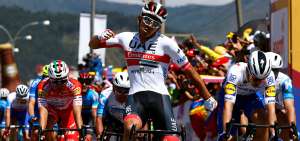 El ecuatoriano, de EF Education First, mantiene el primer lugar en la clasificaci&oacute;n general. Richard Carapaz y Jonathan Narv&aacute;ez est&aacute;n en el Top 10.