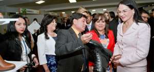 La ministra Eva Garc&iacute;a Fabre (der.) comprob&oacute; la calidad de los productos que se elaboran en las f&aacute;bricas de zapatos de la provincia de Tungurahua.