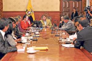 El presidente de la Rep&uacute;blica, Rafael Correa, recibi&oacute; la noche de ayer en el Palacio de Carondelet a los representantes de las operadoras Claro y Movistar. Foto: Marco Salgado / El Tel&eacute;grafo.