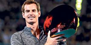 Andy Murray sostiene contento su segundo trofeo en el torneo de exhibici&oacute;n en Abu Dabi. El primero lo gan&oacute; en 2009. Foto:AFP