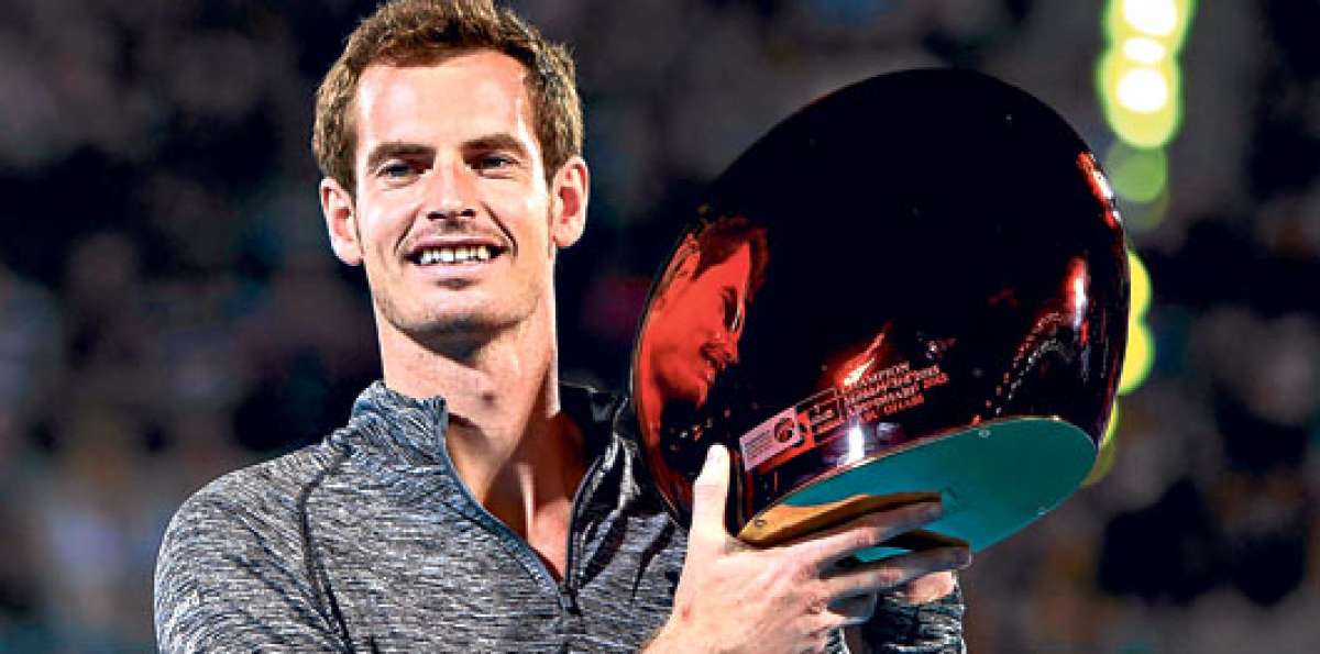 Andy Murray sostiene contento su segundo trofeo en el torneo de exhibici&oacute;n en Abu Dabi. El primero lo gan&oacute; en 2009. Foto:AFP