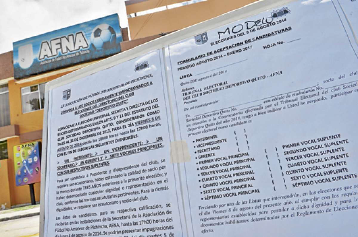En las oficinas de AFNA al norte de la Capital, se coloc&oacute; un cartel en el que se convoca a los socios de Deportivo Quito a las elecciones de este viernes. FOTO: SANTIAGO AGUIRRE.