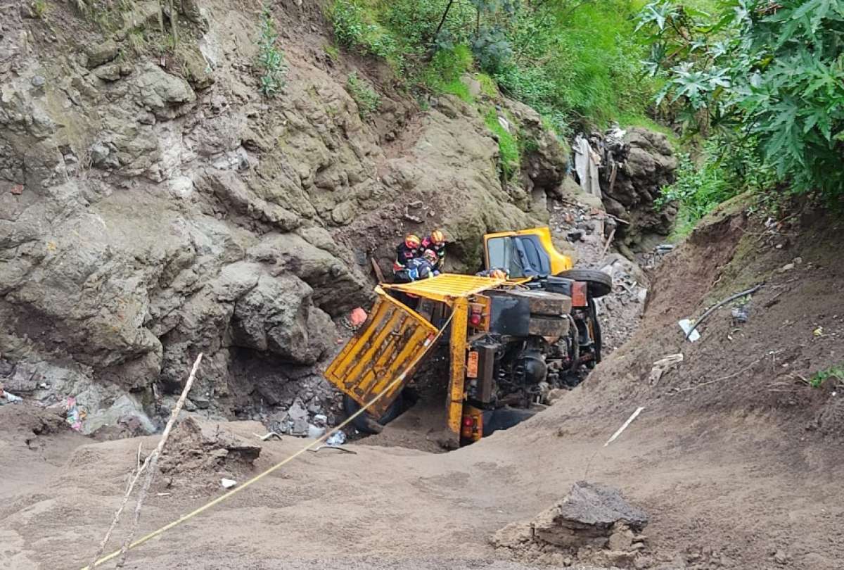 Una volqueta cay&oacute; en una quebrada cerca de Z&aacute;mbiza
