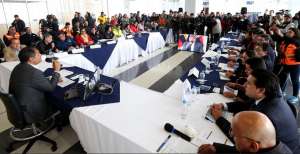 El presidente Rafael Correa durante un conversatorio con medios de comunicaci&oacute;n en Cotopaxi. Foto: Presidencia 