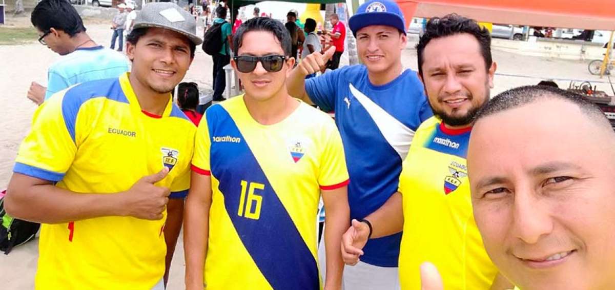 De derecha a izquierda, Lewis Duarte, Pedro Duque, Paolo Ortiz, Miguel Ganchozo y Josu&eacute; Zambrano, jugadores de EL TEL&Eacute;GRAFO.