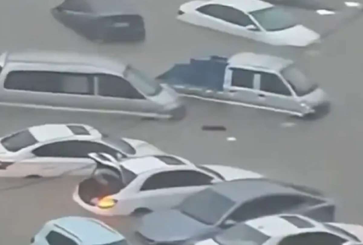 Las lluvias colapsaron drenajes y anegaron amplios sectores urbanos en Qinzhou.