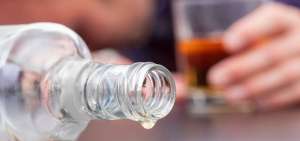 Beber alcohol no mata el coronavirus, subraya la OMS