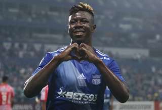 Alejandro Cabeza celebra un gol con la camiseta de Emelec, en el estadio Capwell.