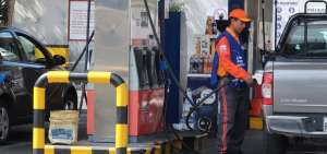 Un hombre trabaja en una estaci&oacute;n de gasolina este martes 2 de octubre del 2019, en Quito.