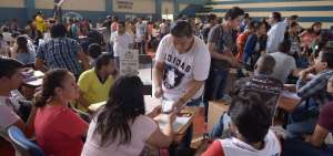 Universitarios votaron por una de las 6 listas que postularon al proceso electoral