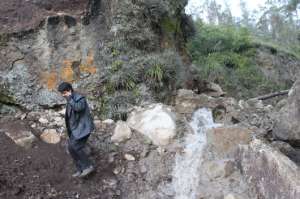 La matriz que distribuye agua para casi todo el cant&oacute;n se rompi&oacute; al deslizarse una roca. Foto: Cortes&iacute;a / Eloy Peralta para El Tel&eacute;grafo