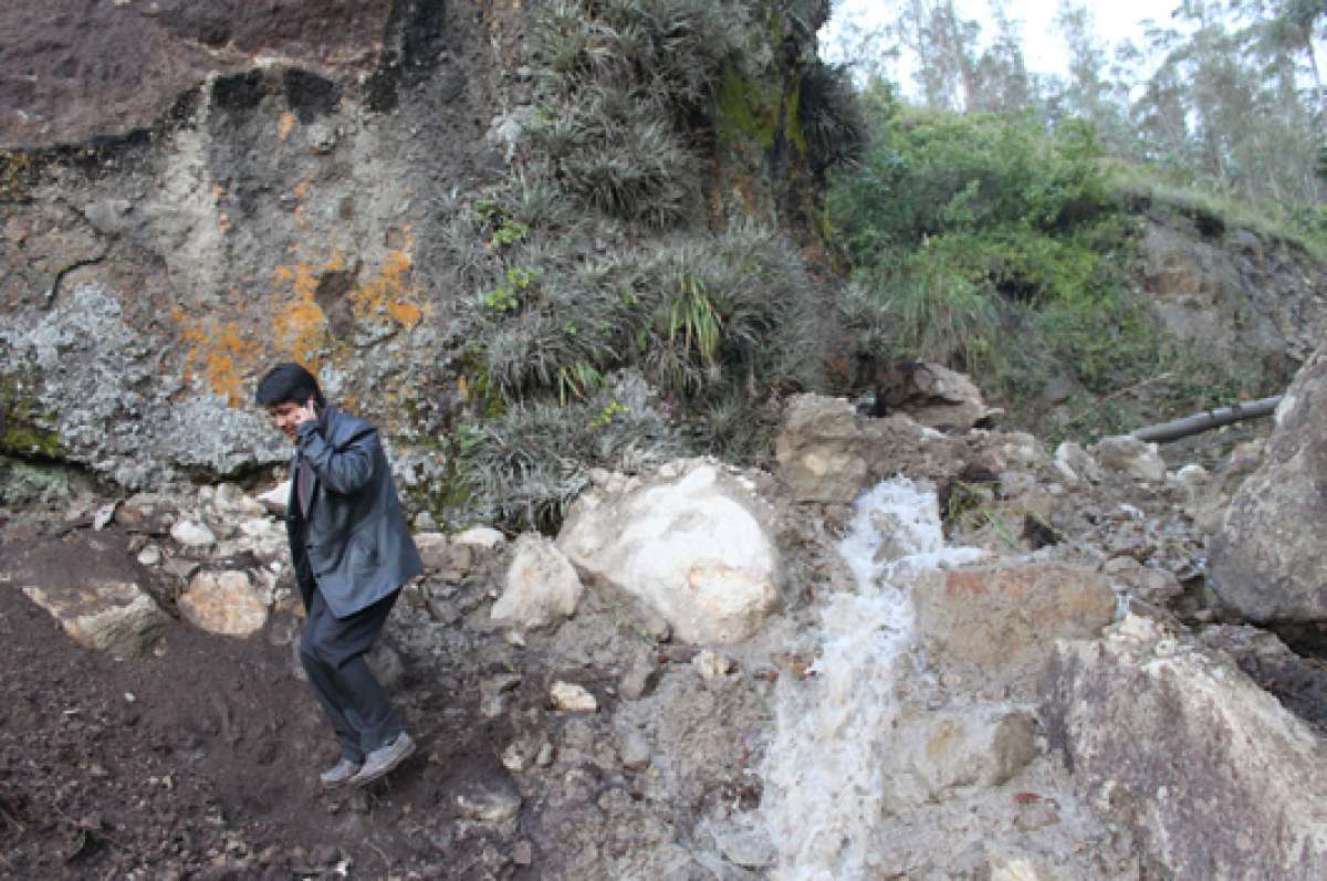 La matriz que distribuye agua para casi todo el cant&oacute;n se rompi&oacute; al deslizarse una roca. Foto: Cortes&iacute;a / Eloy Peralta para El Tel&eacute;grafo