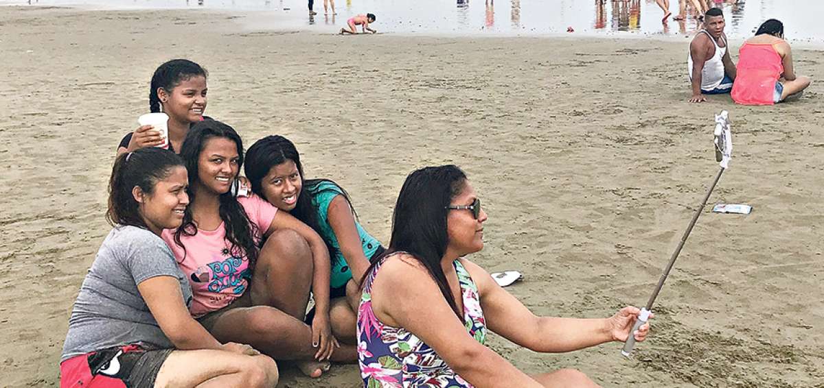 Turistas que visitan la playa El Murci&eacute;lago, ubicada en Manta, arriban en los viajes que organizan en barriadas de Guayaquil y Los R&iacute;os