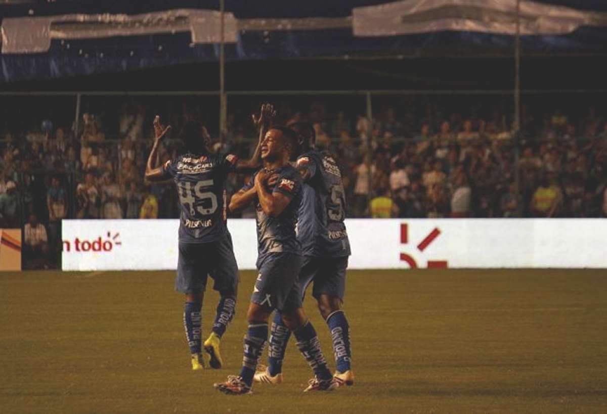 Emelec golea de local y est&aacute; entre los l&iacute;deres 