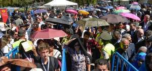 El fuerte sol que cay&oacute; ayer en la capital agot&oacute; a&uacute;n m&aacute;s a los turistas nacionales y extranjeros, que tuvieron que esperar varias horas para ingresar a H&aacute;bitat III.