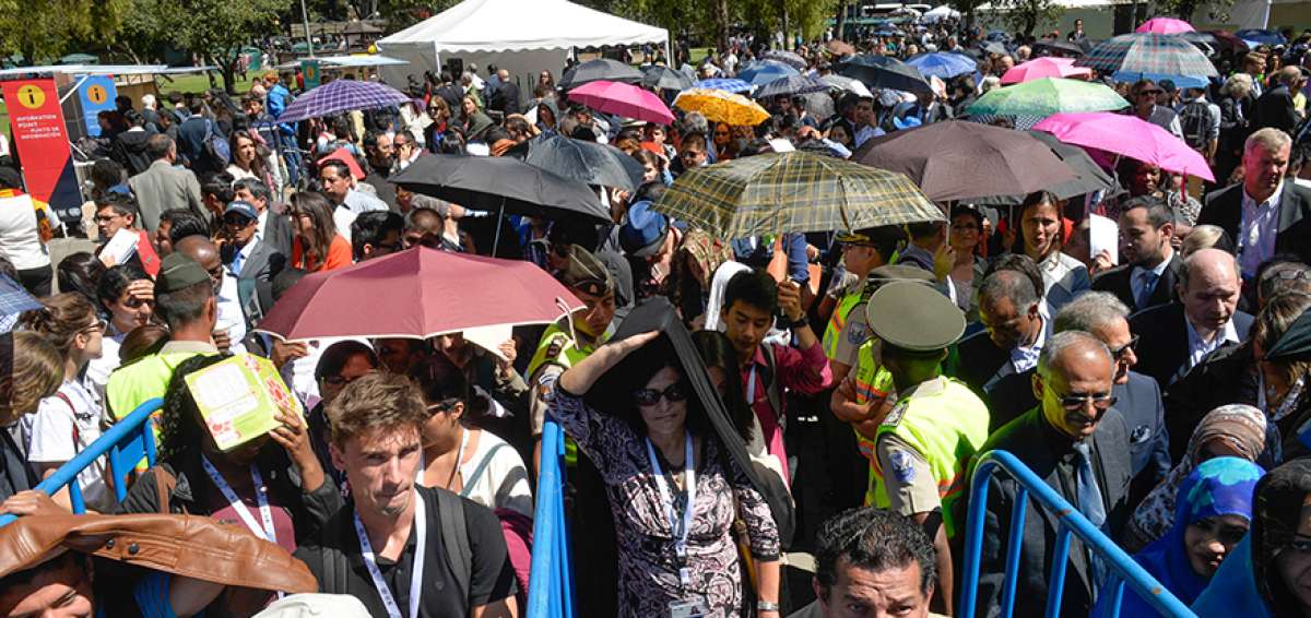 El fuerte sol que cay&oacute; ayer en la capital agot&oacute; a&uacute;n m&aacute;s a los turistas nacionales y extranjeros, que tuvieron que esperar varias horas para ingresar a H&aacute;bitat III.