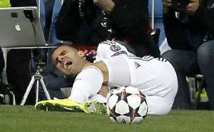El joven jugador  del Real Madrid, Jes&eacute;, en los momentos que sufri&oacute; la lesi&oacute;n en su rodilla.