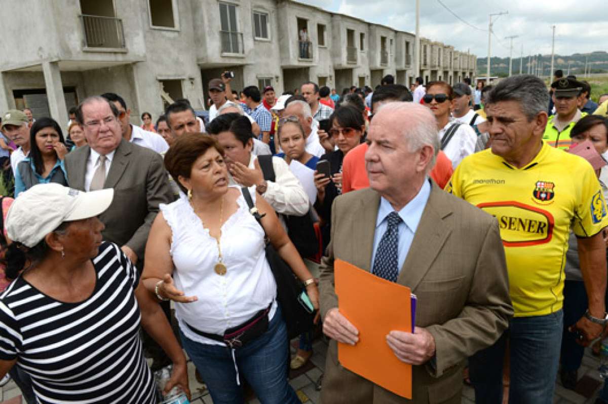 Clientes de la Inmobiliaria Terrabienes aprovecharon una diligencia para exponer sus casos a Ortega Trujillo. Foto: Miguel Castro / El Tel&eacute;grafo
