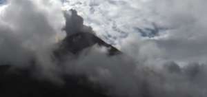 T&eacute;cnicos divisan flujo de lava desde el volc&aacute;n Reventador