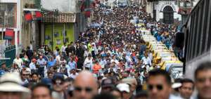 Cientos de taxistas marcharon por el centro de Quito y solicitaron que se reanude el proceso de regularizaci&oacute;n.