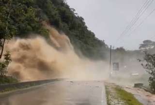 En redes sociales se compartieron videos de la fuerza de esta cascada.