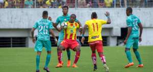 Edson Monta&ntilde;o, delantero de Aucas, enfrenta la marca del defensa de Barcelona, Dar&iacute;o Aimar.