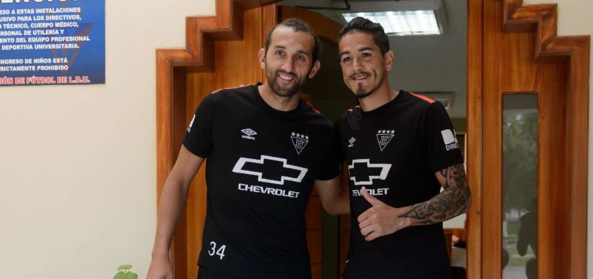 El defensa Norberto Araujo (der.) fue uno de los primeros que recibi&oacute; a Hern&aacute;n Barcos en el plantel. 