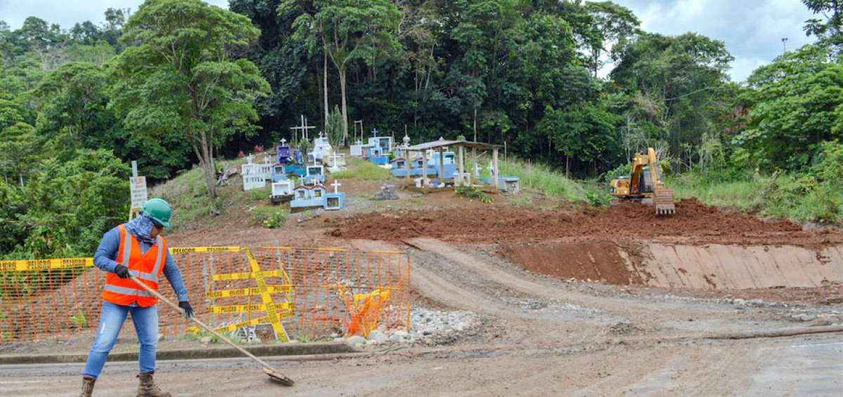 La v&iacute;a Auca-Orellana pasa al pie de un peque&ntilde;o cementerio de la comunidad amaz&oacute;nica de Dayuma, que es uno de los cantones m&aacute;s deforestados de la regi&oacute;n. Por gran tiempo sus habitantes han vivido de la tala de &aacute;rboles.