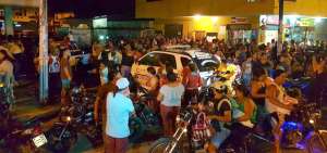 Afuera de la vivienda, donde ocurri&oacute; el crimen, los vecinos se aglomeraron para enterarse de los detalles. Unos que llegaron en moto tambi&eacute;n se quedaron.