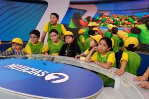 Niños visitaron el set de Ecuador Tv. 