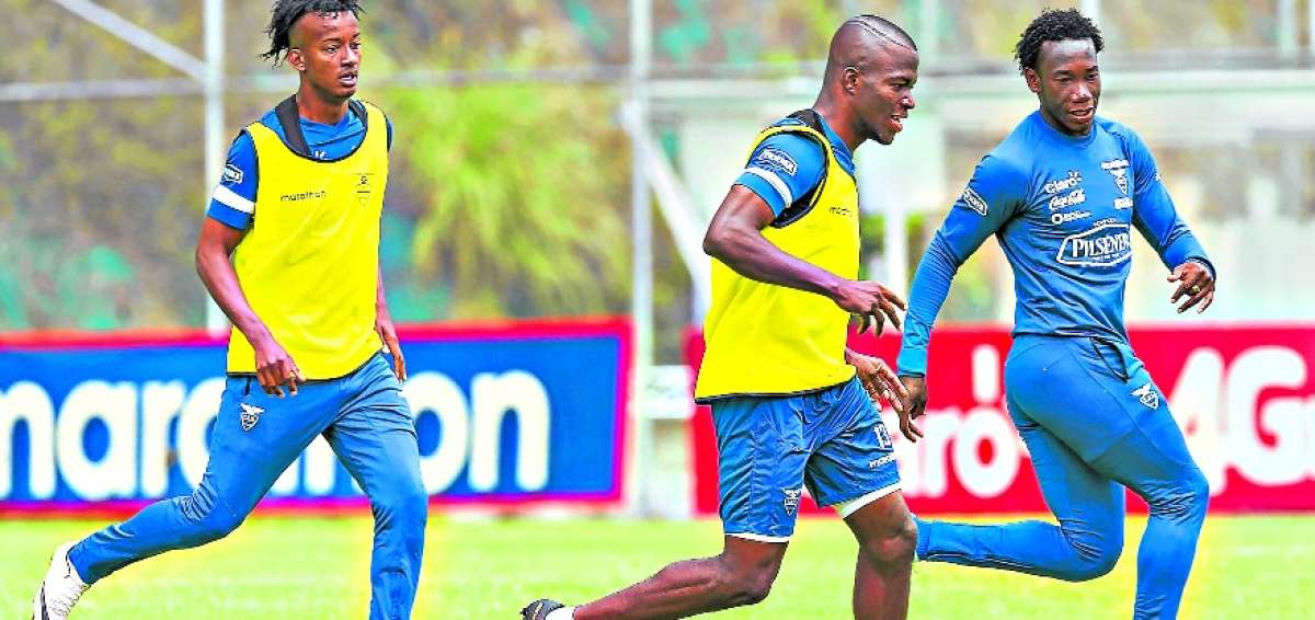 &Eacute;nner Valencia (centro) volvi&oacute; a la Selecci&oacute;n. Lo acompa&ntilde;an J&eacute;fferson Orejuela (izq.) y Luis Caicedo. 