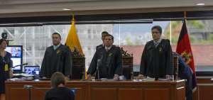 De izquierda a derecha los jueces Iv&aacute;n Saquicela, Iv&aacute;n Le&oacute;n y Marco Rodr&iacute;guez, encargados del juzgamiento. 
