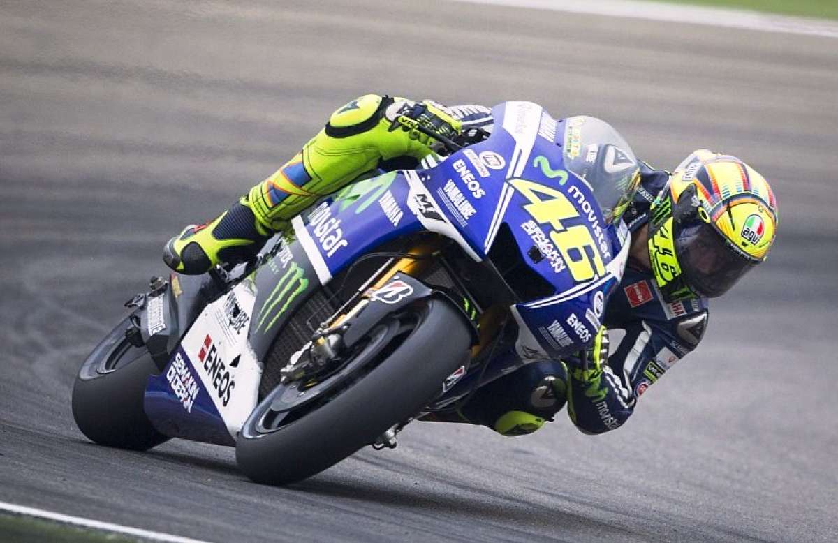 El italiano de 35 a&ntilde;os caY&Oacute; en la hierba del circuito Motorland. Foto: AFP