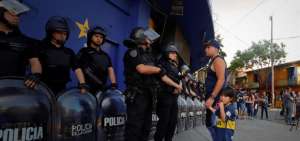 Un padre y su hijo dialoga con la Polic&iacute;a en las afueras de la Bombonera.
