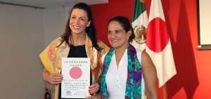Mariel Hawley (izq.) y Nora Toledano recibieron un reconocimiento de parte de la embajada de M&eacute;xico en Jap&oacute;n por haber concretado su haza&ntilde;a.