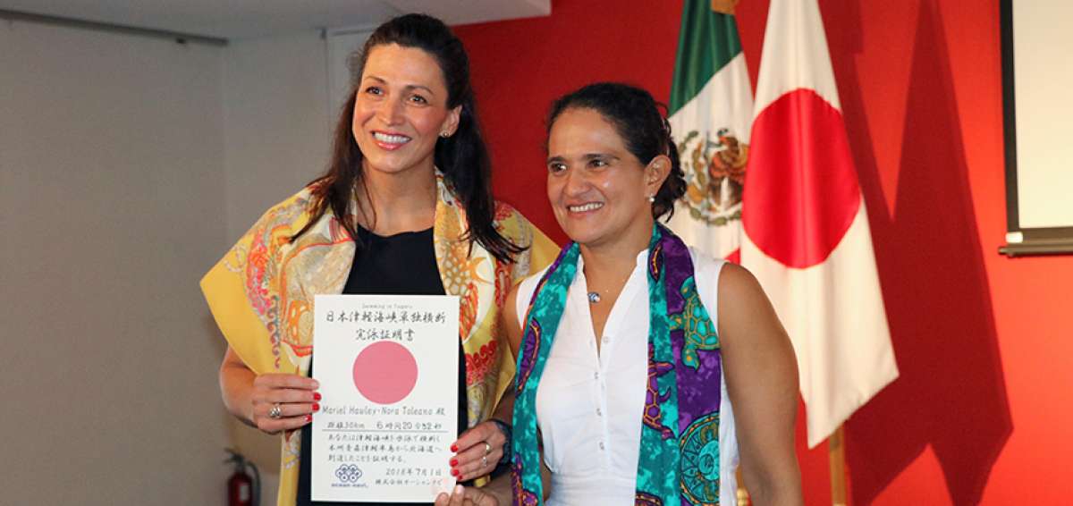 Mariel Hawley (izq.) y Nora Toledano recibieron un reconocimiento de parte de la embajada de M&eacute;xico en Jap&oacute;n por haber concretado su haza&ntilde;a.