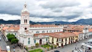 Vista de la iglesia  San Francisco y del orfelinato Antonio Valdivieso, que forman parte del patrimonio cultural de la ciudad de Cuenca. 