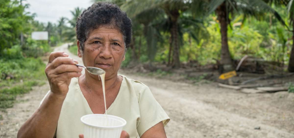 Gladis de Cobe&ntilde;a muestra orgullosa su manjar de coco. Destaca que lo elabora con pura pulpa.