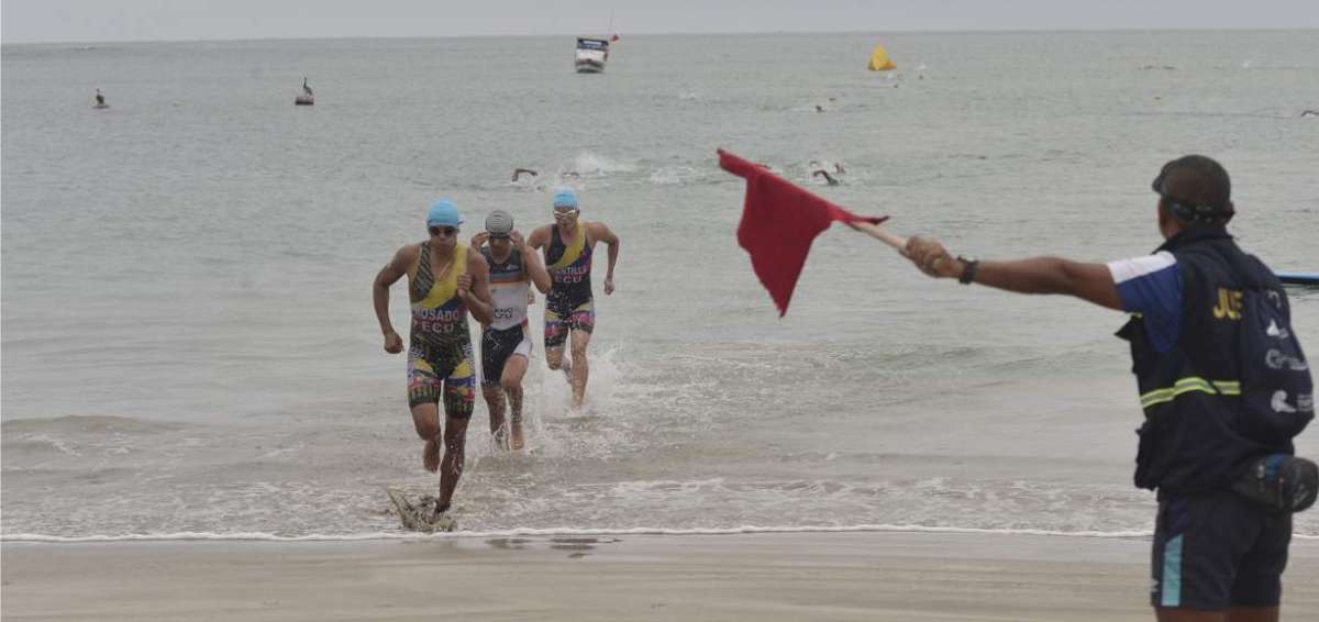 Deportistas ecuatorianos durante la competencia en Salinas.