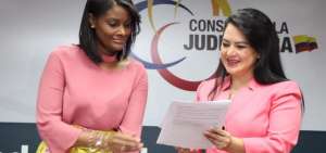 La fiscal general del Estado, Diana Salazar, recibe del Consejo de la Judicatura la resoluci&oacute;n con la que se incluyen 12 nuevos agentes fiscales en nueve provincias del pa&iacute;s. 