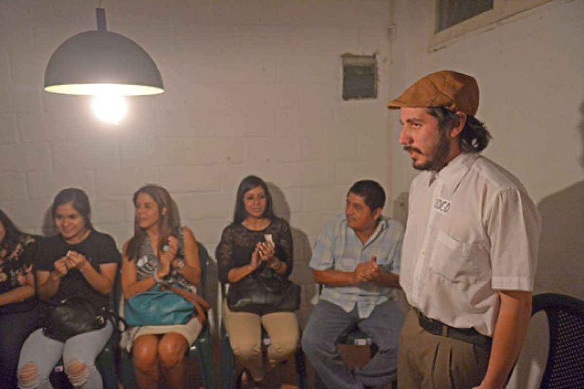 El guayaquile&ntilde;o interpreta un mon&oacute;logo sobre la soledad y el desapego de la sociedad. Foto:  Karly Torres / El Tel&eacute;grafo