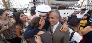 Los tripulantes de la nave fueron recibidos con besos y abrazos por sus familiares en el malec&oacute;n de Guayaquil.