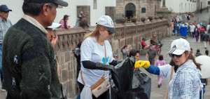 La ciudadan&iacute;a es parte de los trabajos de limpieza del Centro Hist&oacute;rico de Quito tras las protestas.