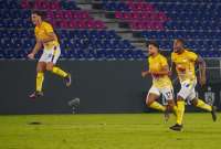 Jose Arismendi (d) de Delfín celebra con sus compañeros luego de anotar un gol este jueves durante un partido por la fase de grupos de la Copa Libertadores disputado entre el Colo Colo chileno en el estadio Monumental de Santiago.