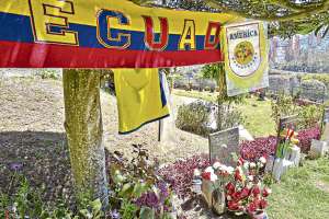 La tumba de Christian Ben&iacute;tez en el cementerio Monteolivo luci&oacute; ayer adornada con objetos de f&uacute;tbol. Foto: Santiago Aguirre.