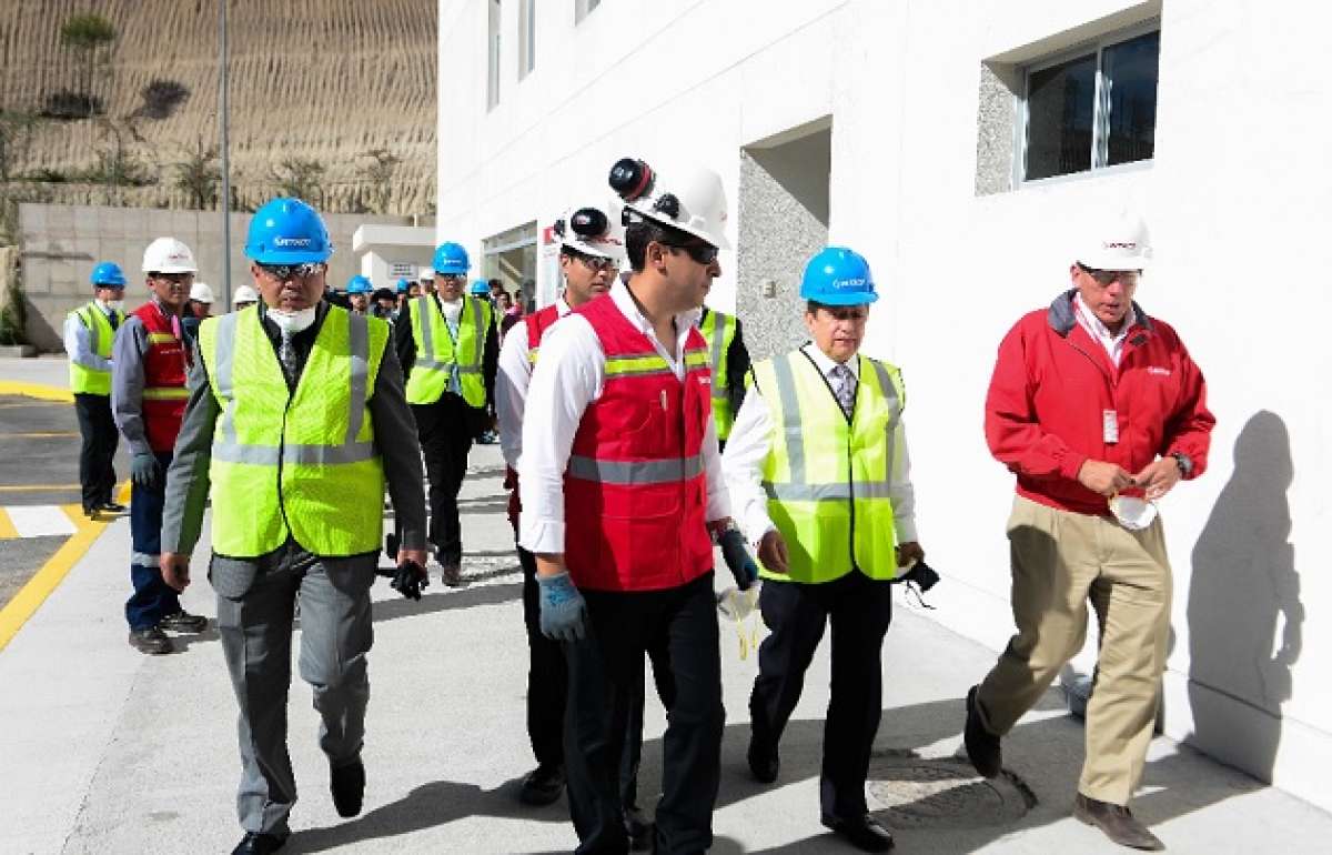 Carlos Marx Carrasco, ministro de Trabajo, recorri&oacute; las instalaciones de la empresa Intaco. Foto: Carina Acosta / El Tel&eacute;grafo 