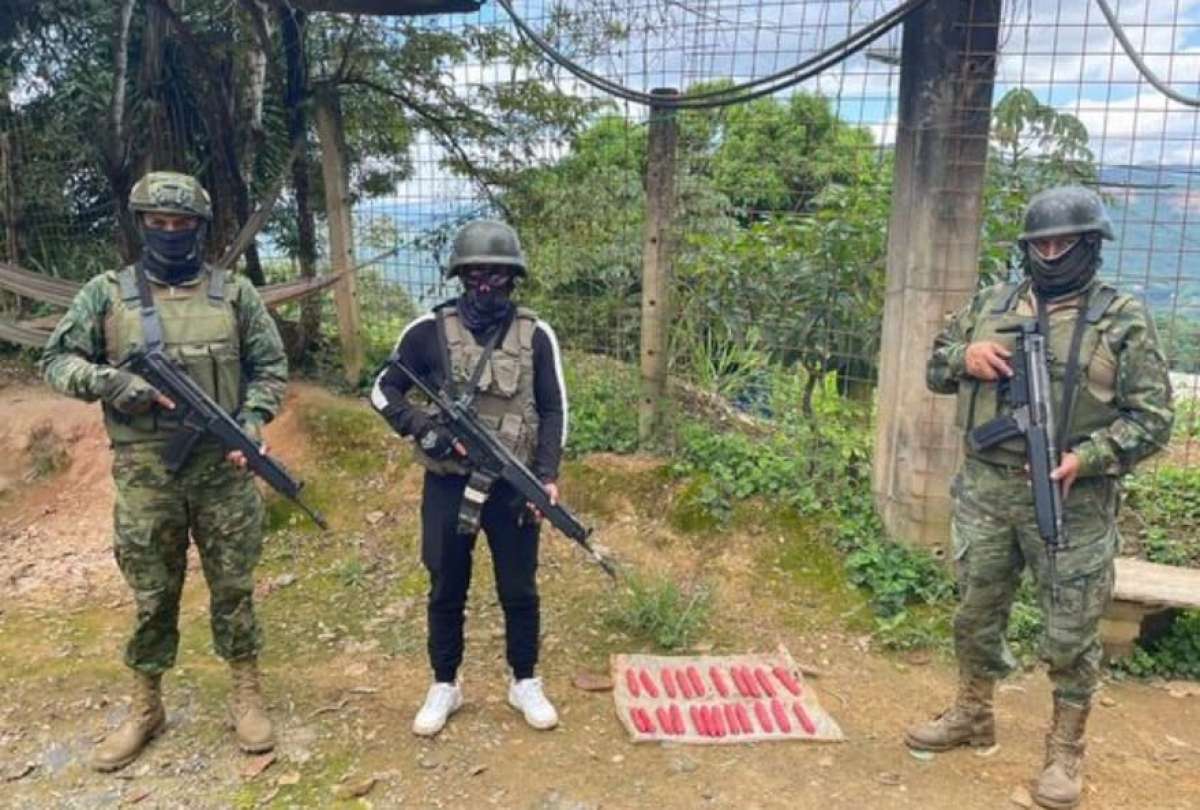 Personal del Ejército retiró explosivos en Zaruma la mañana de este 7 de febrero de 2024.