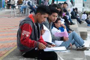Varios j&oacute;venes revisaban por &uacute;ltima vez los apuntes antes de ingresar a rendir el ENES, que es un examen para evaluar aptitudes, no conocimientos. Foto: &Aacute;lvaro P&eacute;rez/ El Tel&eacute;grafo